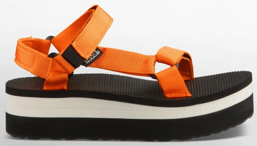 Teva heeft sandalen uit de originele Universal serie voorzien van blokzolen, deze serie is terug te vinden onder de naam flatform